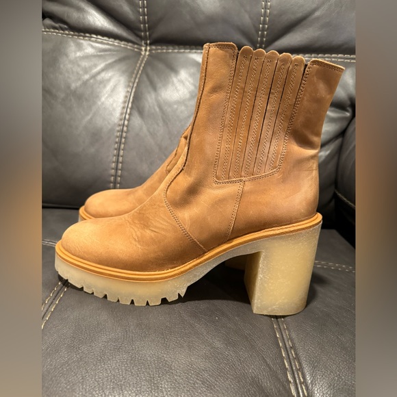 Free People Shoes - Free People Chelsea Boots Tan Size 41/10